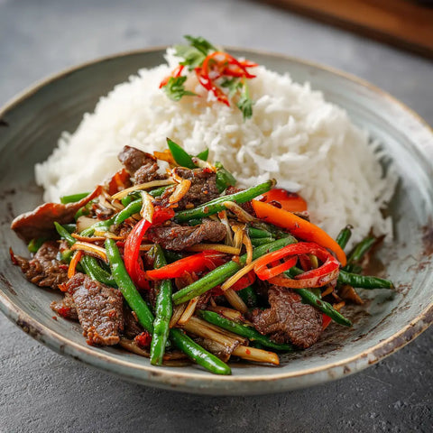 «Kokos-Reis mit Rinds Chop Suey» von VitaFresh, angerichtet.