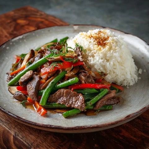 «Rinds Chop Suey mit Kokos-Reis» von VitaFresh, angerichtet.