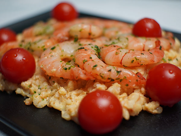 Kräuter-Shrimps auf Risotto mit Tomaten