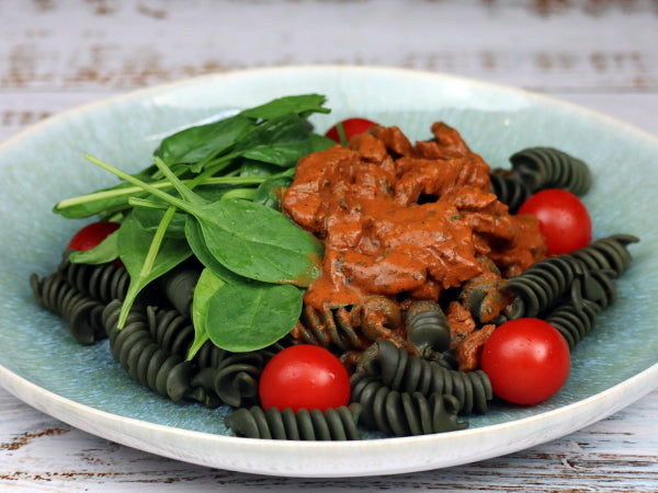 Rinds-Davidov mit Spiru-Pasta und Gemüse