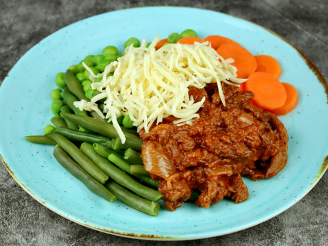 Bangkok-Beef mit Karotten, Erbsen, Bohnen und Käse