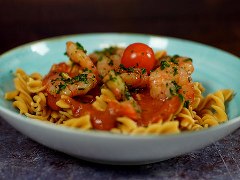 Kräuter-Shrimp auf Fusilli mit Tomatensauce