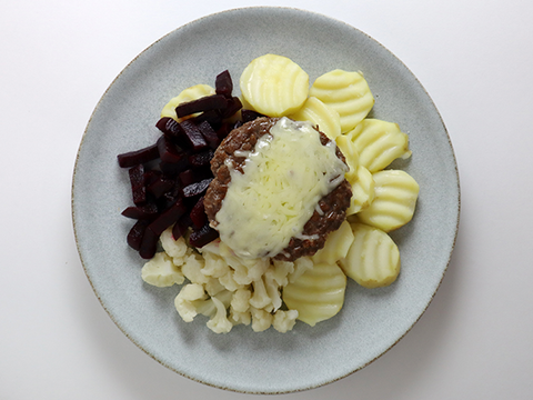 Cheese-Rindsburger mit Kartoffeln und Gemüse