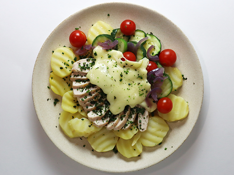 Poulet mit Kartofflen, Gemüse und Käse