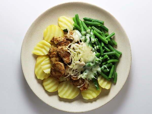 Poulet-Ragout mit Kartoffeln, Bohnen und Käse