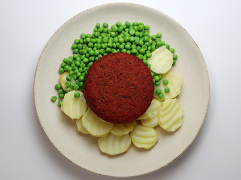 Kartoffeln mit Gemüseburger und Erbsen