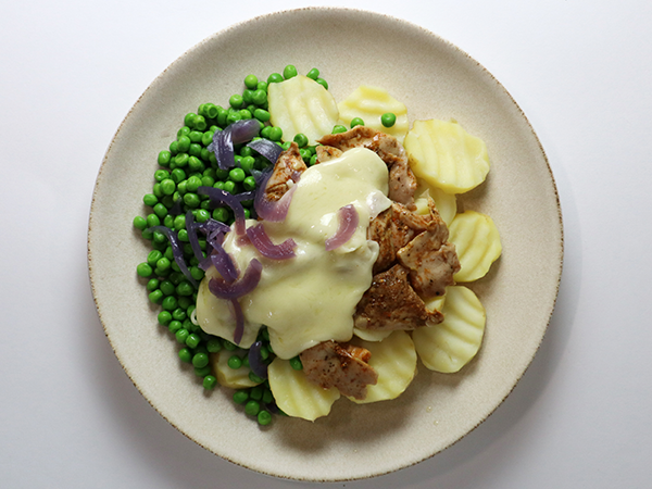 Poulet-Ragout mit Kartoffeln, Erbsen und Käse