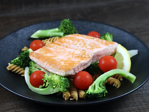 Lachs mit Fusilli und Gemüse