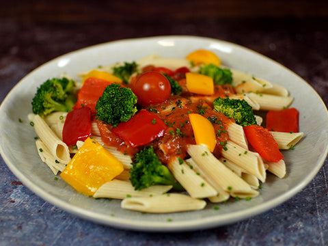 Vollkornspiralen an Tomatensauce und Gemüsevariation