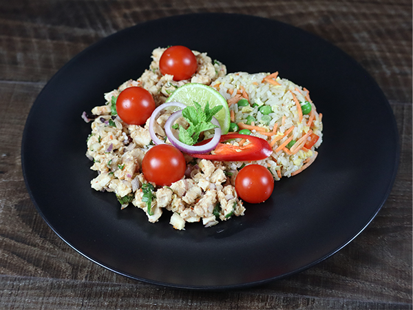 Poulet-Larb mit gebratenem Reis