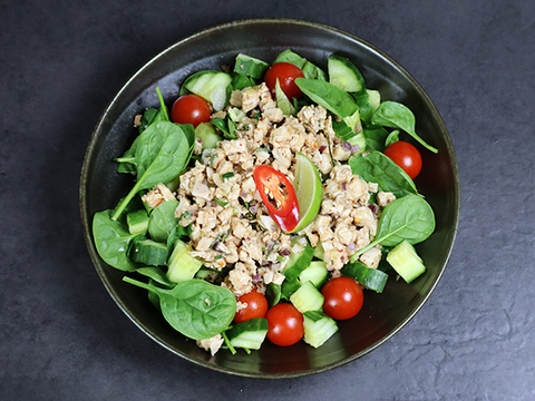 Poulet-Larb mit Gurken und Tomaten-Salat