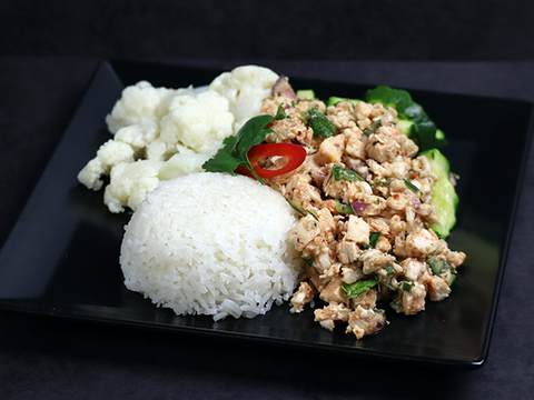 Poulet-Larb mit Kokosreis und Gemüse