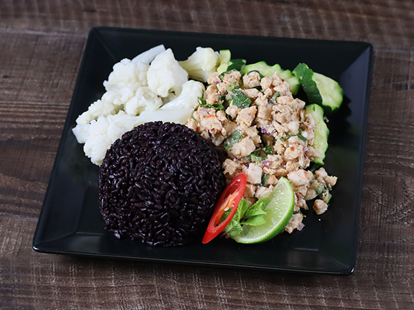 Poulet-Larb mit Vollkornreis und Gemüse