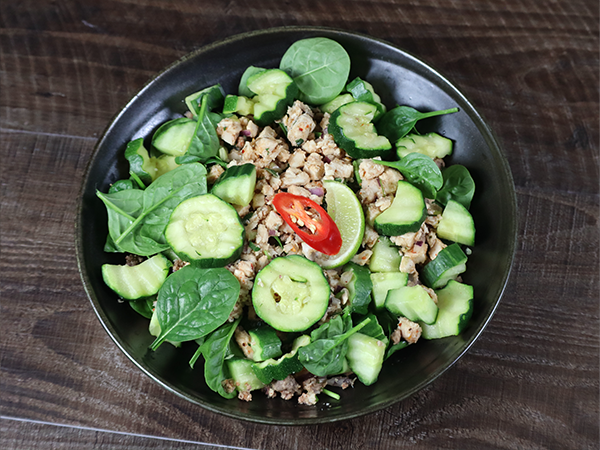 Poulet-Larb mit grünem Gemüse-Salat