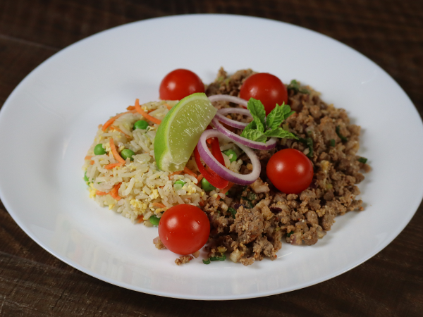 Rinds-Larb mit gebratenem Reis