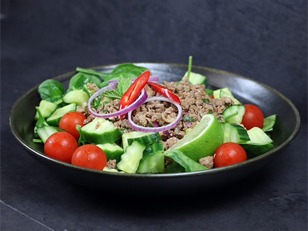 Rinds-Larb mit Gurken und Tomaten-Salat