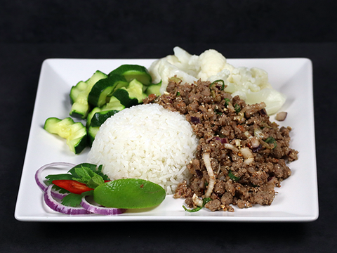 Rinds-Larb mit Kokosreis und Gemüse