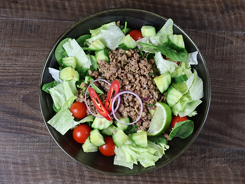 Rinds-Larb mit Salat-Mix