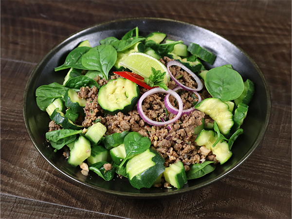 Rinds-Larb mit grünem Gemüse-Salat