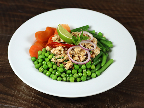 Poulet-Larb mit Gemüsevariation