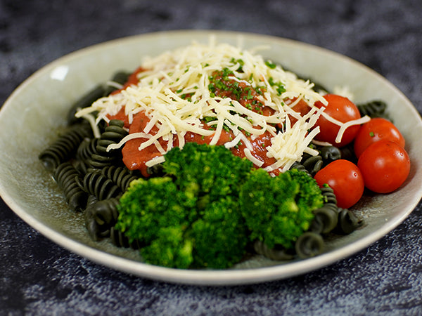 Spiru-Pasta an Tomatensauce mit Gemüse und Käse 3