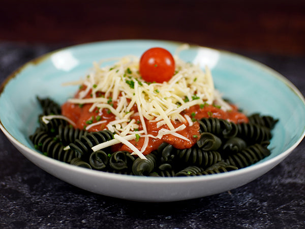 Spiru-Pasta an Tomatensauce und Käse