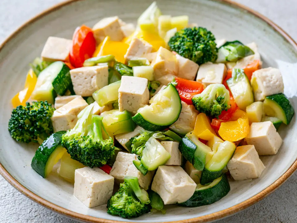 «Stoffwechsel: Tofu und Gemüse» von VitaFresh, angerichtet.