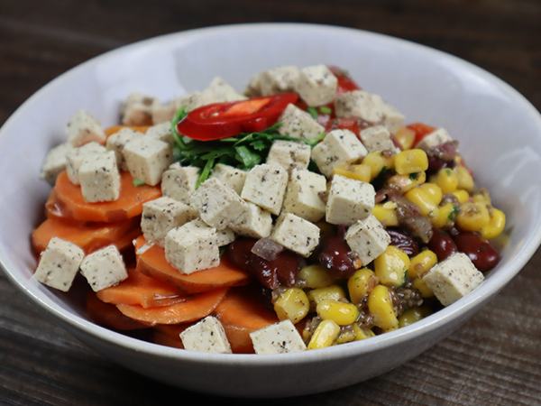 Burrito-Bowl mit Tofu und Süsskartoffeln