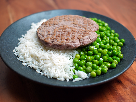 Basmatireis mit Rindsburger und Erbsen