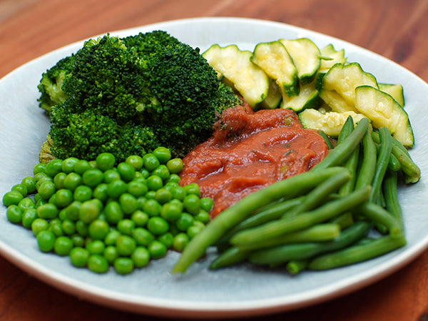 Grüne Gemüsepfanne mit Tomatensauce