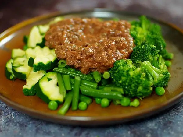 "Hulk" Bolognese auf grünem Gemüsebeet