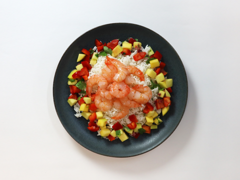 Crevetten an Mango-Salsa auf Kokos-Reis