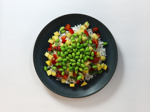 Edamame an Mango-Salsa auf Kokos-Reis