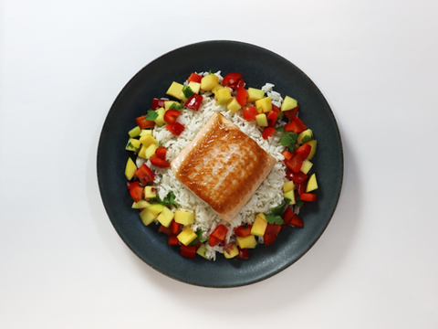 Lachs an Mango-Salsa auf Kokos-Reis