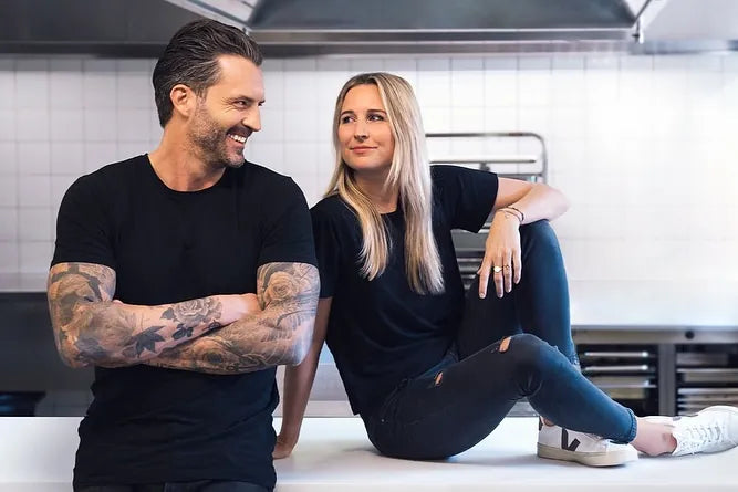 Zwei Personen in einer hellen Küche – das Team hinter Rawmad