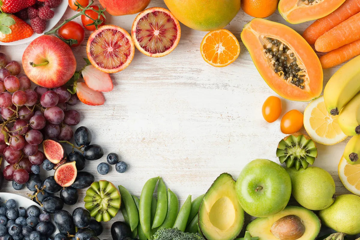 Bunte Früchte und frisches Gemüse auf einem hellen Holztisch – safruits, AG für Fruchthandel