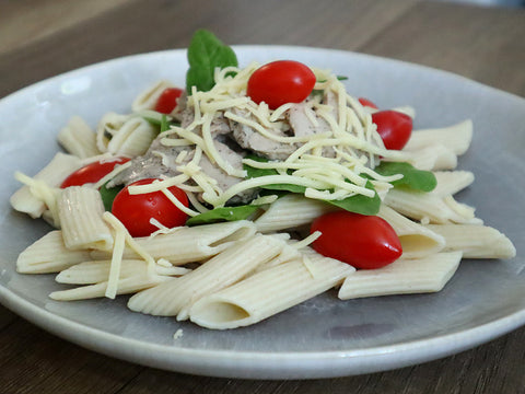 Poulet-Ragout mit Spiralen, Gemüse und Käse