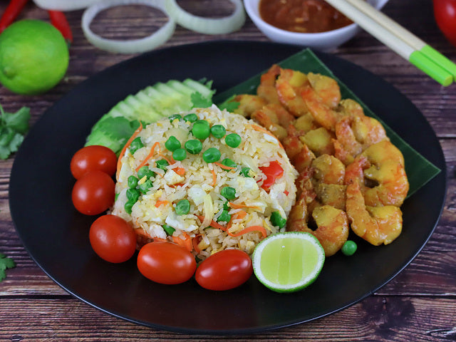 Satay-Shrimps auf gebratenem Reis