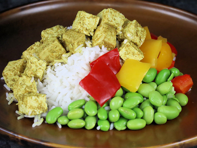 Satay-Tofu und Edamame auf Basmati mit Peperoni