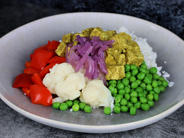 Satay-Tofu auf Kokos-Reis mit Gemüse