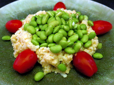 Edamame auf Risotto mit Tomaten