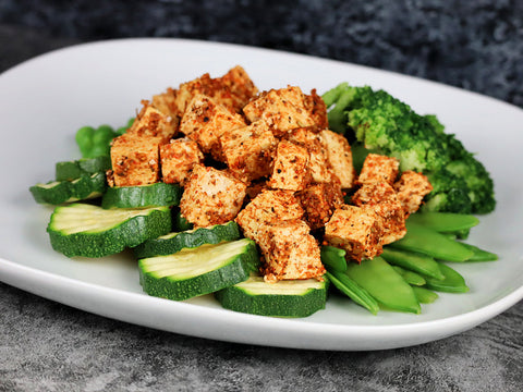 "Hulk" Tofu auf grünem Gemüsebeet