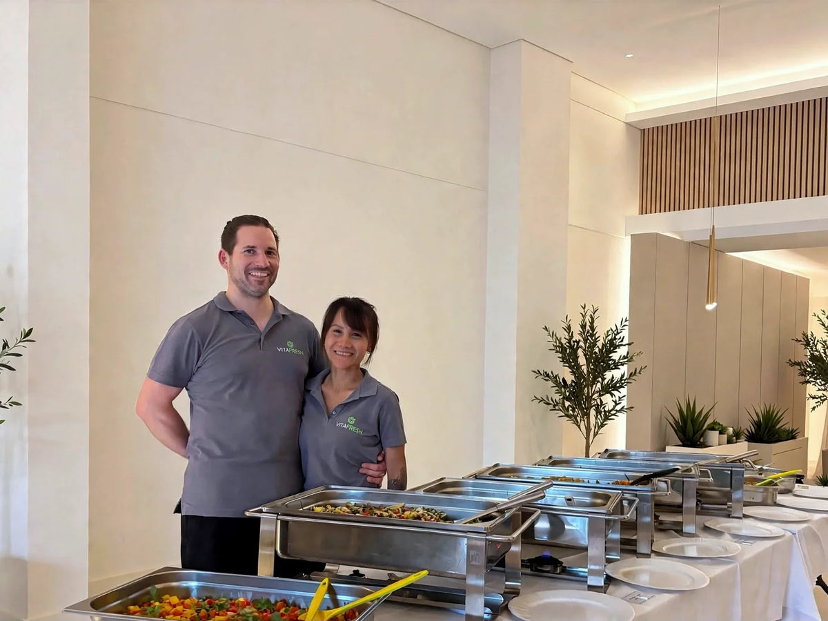 Pasci und Vannapa von VitaFresh am Catering-Buffet
