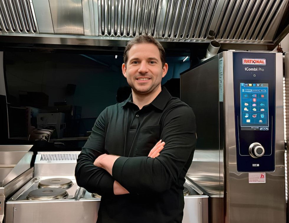Pasci in unserer Küche in Münchenstein vor dem Rational-Steamer