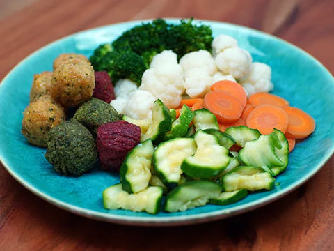 BIO-Falafel auf Gemüsebouquet