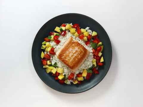 Lachs an Mango-Salsa auf Kokos-Reis