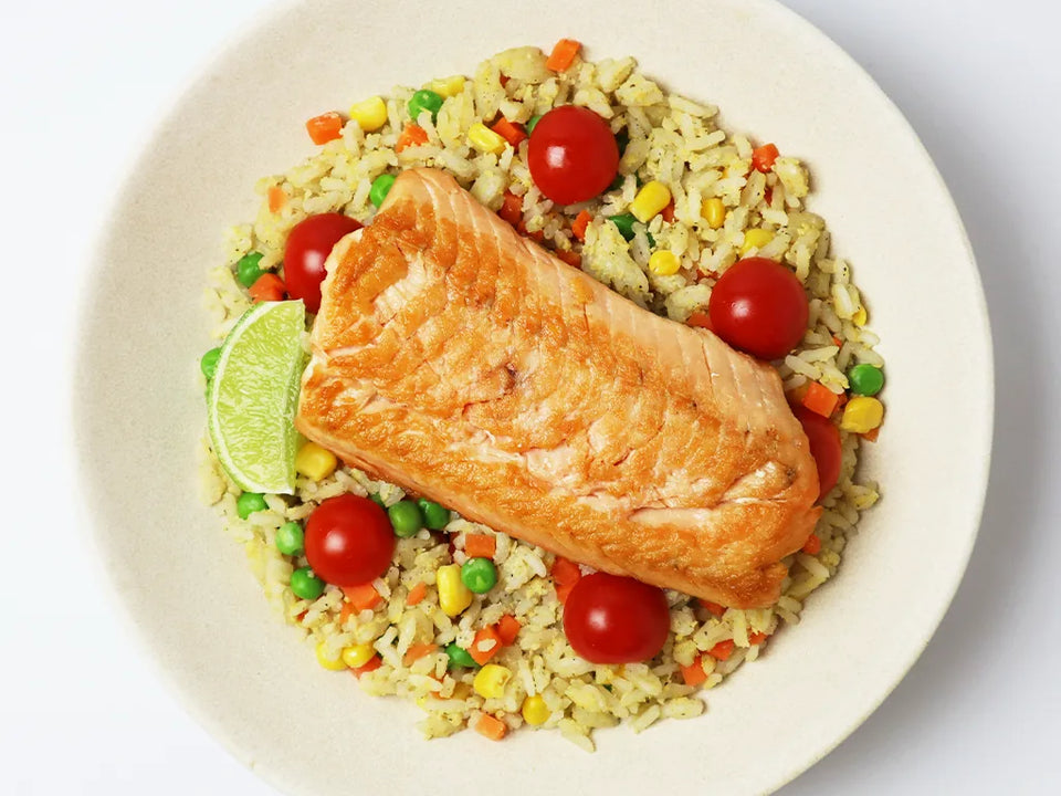 Lachs auf gebratenem Reis