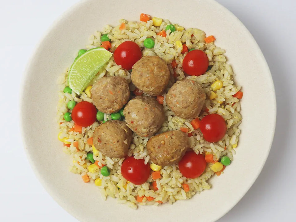 Pouletballs auf gebratenem Reis