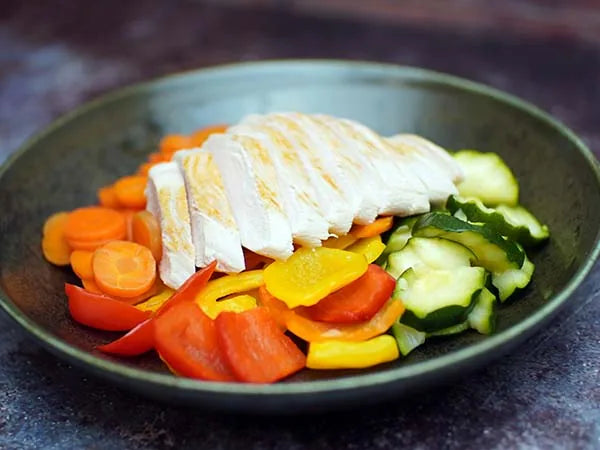Pouletbrust mit Karotten, Zucchetti und Peperoni