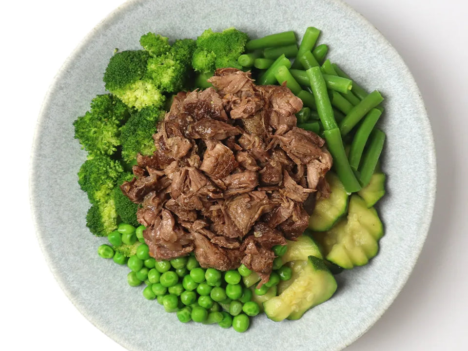 Pulled-Beef auf grünem Gemüsebeet
